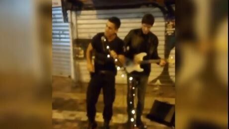 Αστυνομικός παίρνει το μικρόφωνο και τραγουδά μαζί με πλανόδιο στο Μοναστηράκι (VIDEO)