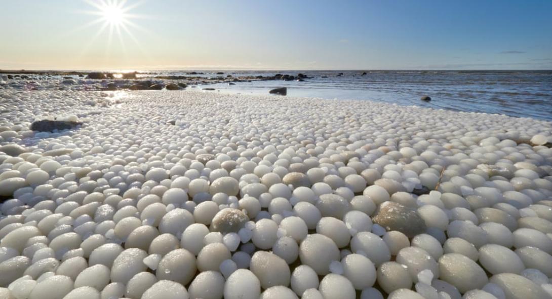 Παραλία γέμισε με… αυγά από πάγο στη Φινλανδία