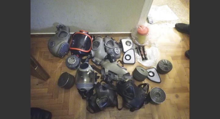 Κροτίδες, αντιασφυξιογόνες μάσκες και πέτρες σε διαμέρισμα στα Εξάρχεια