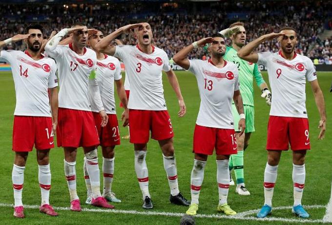 Τουρκικά ΜΜΕ: «Δεν θα τιμωρήσει την Τουρκία για τον στρατιωτικό χαιρετισμό η UEFA»