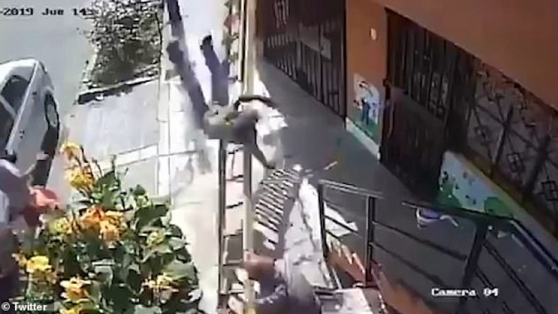 Μάστορας έπεσε από τα 10 μέτρα, επειδή ένας παππούς του κούνησε την σκάλα (VIDEO)