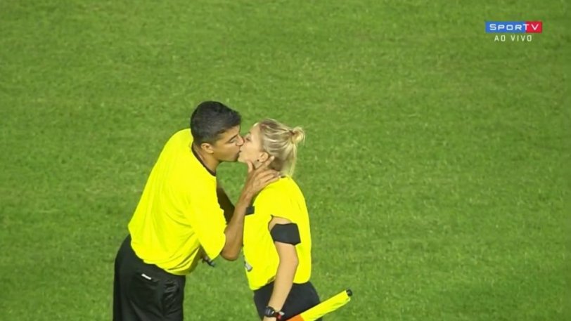 Διαιτητές φιλήθηκαν στο στόμα εν ώρα αγώνα! (VIDEO)