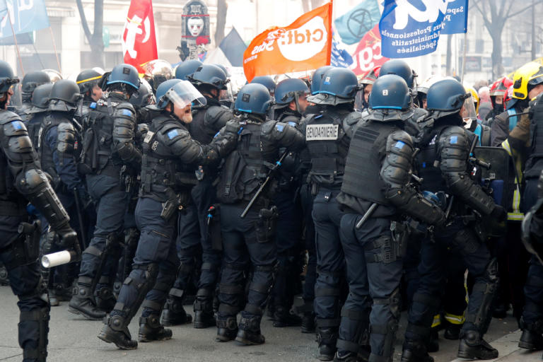 Βίαια επεισόδια μεταξύ πυροσβεστών και αστυνομικών στο Παρίσι