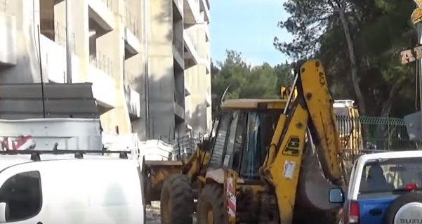 Μπαίνει η μεμβράνη στη Σκεπαστή, μπουλντόζες ξανά στο οικόπεδο της ΑΕΚ (VIDEO)