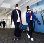 Παίκτες του Ολυμπιακού αναχωρούν για το Λονδίνο φορώντας μάσκες για τον κορωνοϊό (ΦΩΤΟ)