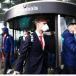 Παίκτες του Ολυμπιακού αναχωρούν για το Λονδίνο φορώντας μάσκες για τον κορωνοϊό (ΦΩΤΟ)