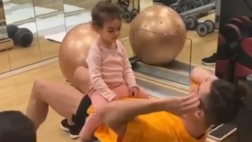 Ο Κριστιάνο Ρονάλντο γυμνάζεται (και) με την κόρη του! (VIDEO)