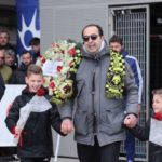 Πατέρας με κασκόλ της ΑΕΚ τίμησε με τους γιους του τη μνήμη των θυμάτων της Θύρας 7 (ΦΩΤΟ)