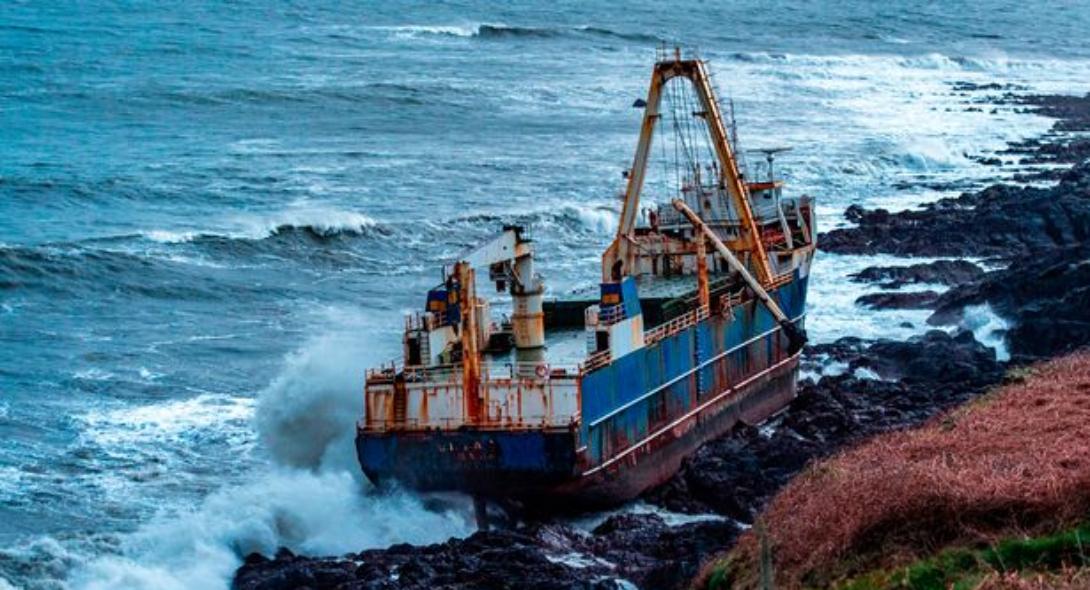 «Πλοίο-φάντασμα» ξεβράστηκε σε ακτή της Ιρλανδίας μετά από κακοκαιρία