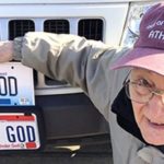 Αποζημιώθηκε Αμερικανός με πινακίδα «Είμαι ο Θεός» στο Ι.Χ. του (ΦΩΤΟ)