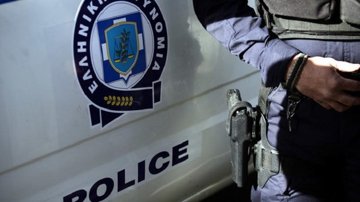 Απίστευτο: Μια ντουζίνα αστυνομικοί σε καραντίνα - Τους έφτυσε 26χρονος σε υποχρεωτική καραντίνα