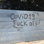 Επικό γκράφιτι στη Νέα Φιλαδέλφεια: «Κορωνοϊέ, άντε γ@μή@!» (ΦΩΤΟ)