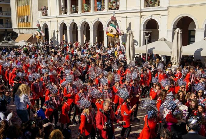 Πάτρα: Ετοιμάζονται για παρέλαση χιλιάδες καρναβαλιστές, το μήνυμα που δέχονται στα κινητά τους