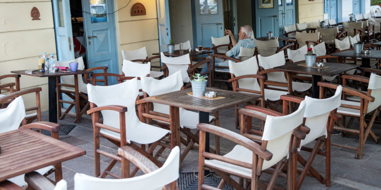 Κορωνοϊός, έρευνα για τους Ελληνες: Το 80% έκοψε εστιατόρια, καφέ -Το 75% πάει λιγότερες επισκέψεις