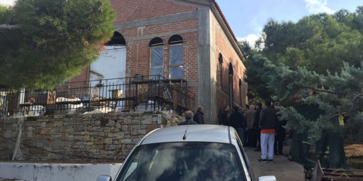Κορωνοϊός: Ο ιερέας του Προφήτη Ηλία Ηλιούπολης κλειδώθηκε με τους πιστούς μέσα στο εκκλησάκι (VIDEO)
