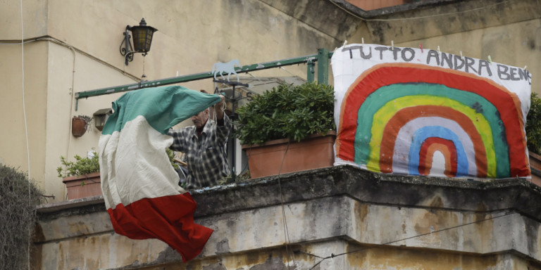 Κορωνοϊός-Ιταλία: Γέμισαν τα μπαλκόνια με ζωγραφιές από ουράνια τόξα και το μήνυμα «Όλα θα πάνε καλά» (ΦΩΤΟ)