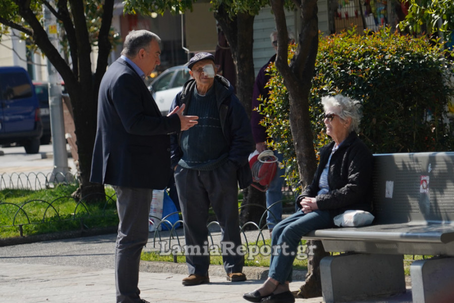 Κορωνοϊός: Ο δήμαρχος Λαμίας βγήκε να μαζέψει ηλικιωμένους από την πλατεία