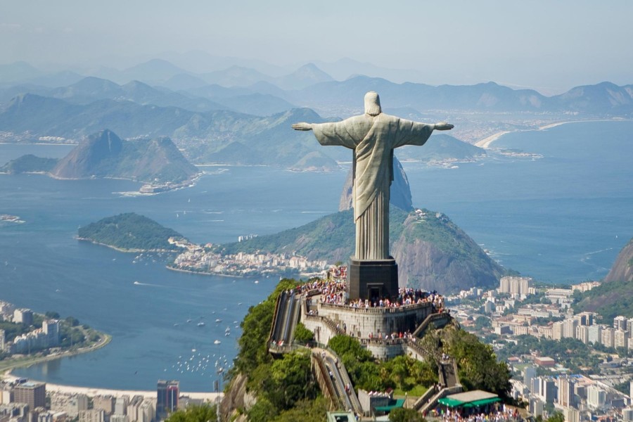 Κορωνοϊός: Το άγαλμα του Χριστού στο Ρίο φωτίστηκε με σημαίες χωρών που έχουν πληγεί από τον ιό! (VIDEO)