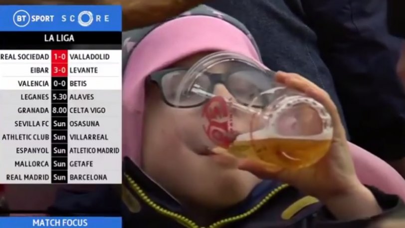 Bundesliga: Οπαδός... έξι ετών πίνει μπύρα ανενόχλητος στην εξέδρα! (VIDEO)