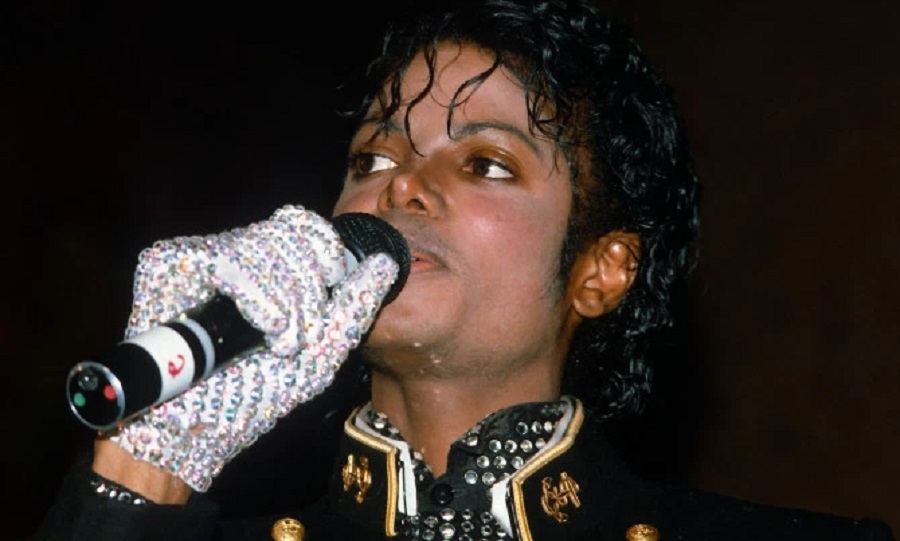 Πάνω από 95.000 ευρώ πουλήθηκε το γάντι του Μάικλ Τζάκσον σε δημοπρασία (ΦΩΤΟ)