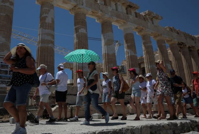 Γερμανική εφημερίδα: «Οι Έλληνες λένε ψέματα για τον κορωνοϊό λόγω τουρισμού»