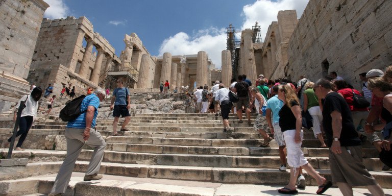 Guardian: «Ξεχάστε τις γεμάτες παραλίες και ξενοδοχεία στην Ελλάδα»