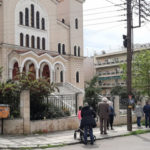 Κορωνοϊός: Ουρές έξω από εκκλησίες σε Αθήνα και Θεσσαλονίκη (VIDEO)