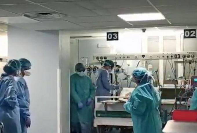 Γιατροί αφαιρούν αναπνευστήρα από διασωληνωμένο ασθενή που ξεπέρασε τον κίνδυνο (VIDEO)