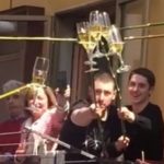 Οι Ιταλοί στέλνουν μήνυμα από τα μπαλκόνια: «Έλληνες κρατείστε την καραντίνα» (VIDEO)
