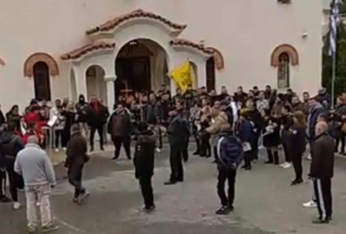 Απίστευτο: Χαμός έξω από εκκλησία, πουθενά η αστυνομία! (VIDEO)