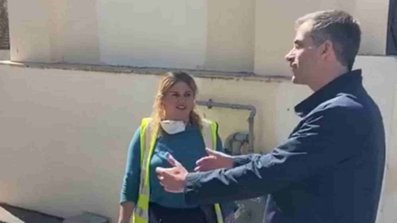 Αθήνα: Δημοτική υπάλληλος βρήκε 19.000 ευρώ και τα παρέδωσε στην αστυνομία (VIDEO)