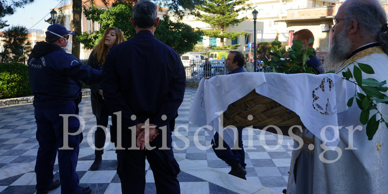 Ένταση έξω από εκκλησία στη Χίο -Πιστή προσπάθησε να μπει και την απομάκρυνε αστυνομία (VIDEO)