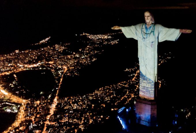 Κορωνοϊός: Έντυσαν γιατρό το άγαλμα του Χριστού στο Ρίο (VIDEO)