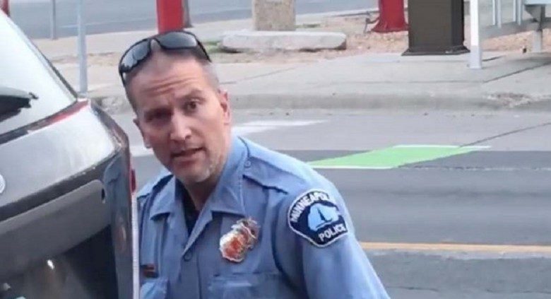 Δολοφονία Φλόιντ: Ο αστυνομικός τον πατούσε στο λαιμό ακόμα και όταν είχε χάσει τις αισθήσεις του (ΦΩΤΟ-VIDEO)