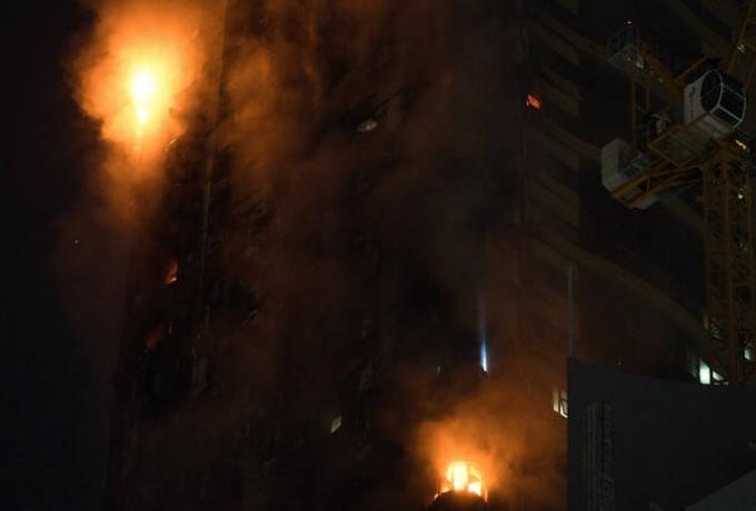 Μεγάλη φωτιά σε ουρανοξύστη 48 ορόφων στα Ηνωμένα Αραβικά Εμιράτα (VIDEO)