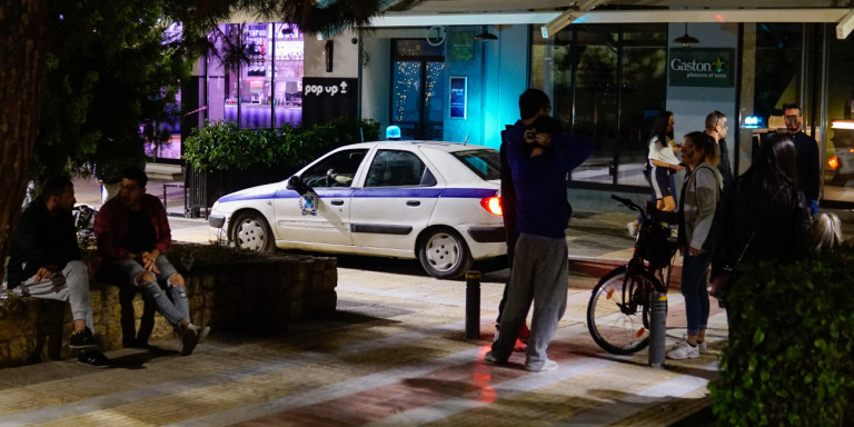 H Αστυνομία επιτηρεί τις πλατείες, ο κόσμος συμμορφώθηκε -Εξαίρεση το Παγκράτι
