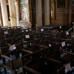 Ετοιμες να επαναλειτουργήσουν την Κυριακή οι εκκλησίες -Μαρκάρουν τις θέσεις για τους πιστούς (ΦΩΤΟ)