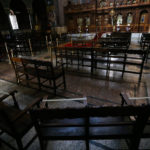 Ετοιμες να επαναλειτουργήσουν την Κυριακή οι εκκλησίες -Μαρκάρουν τις θέσεις για τους πιστούς (ΦΩΤΟ)