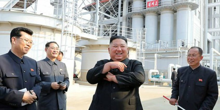 Βόρεια Κορέα: Ο Κιμ Γιονγκ Ουν έκανε την πρώτη δημόσια εμφάνισή του -Μετά από εβδομάδες φημών για την υγεία του (ΦΩΤΟ)