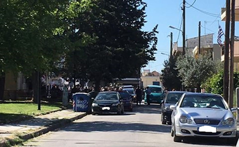 Πώς προέκυψαν τα 10 νέα κρούσματα κορωνοϊού στη Λάρισα -Ο συνωστισμός στην κηδεία του 50χρονου Ρομά