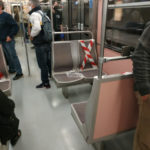 Κορωνοϊός-Μέτρα στα ΜΜΜ: Εβαλαν απαγορευτικές κορδέλες σε καθίσματα του Μετρό και των λεωφορείων (ΦΩΤΟ)