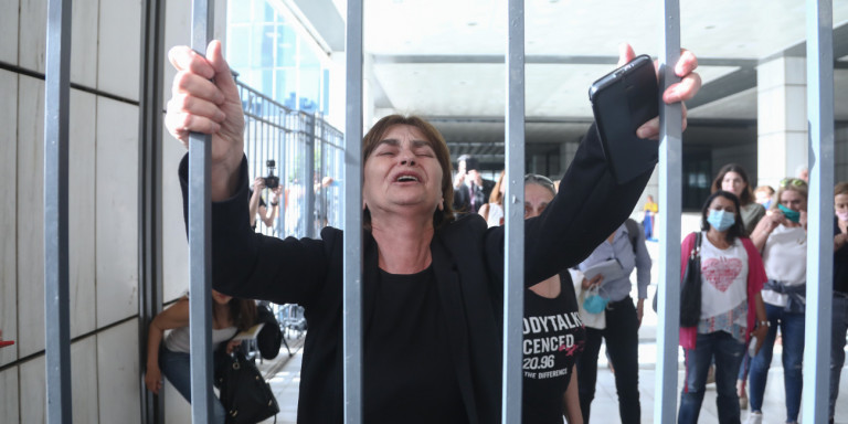Ξέσπασμα της μητέρας της Ελένης Τοπαλούδη: «Καταδικάστηκα σε αιώνιο θάνατο, αυτοί σε 8 χρόνια μπορεί να είναι στη Ρόδο» (VIDEO)