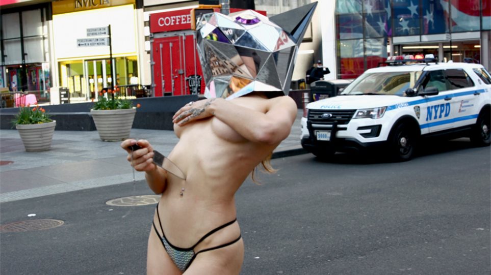 Κορωνοϊός - Νέα Υόρκη: Νοσοκόμα αποβάλλει το στρες με γυμνή artist φωτογραφία στην Times Square