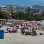Αρκετός κόσμος στις παραλίες σε Λούτσα, Φλοίσβο και Αλιμο (ΦΩΤΟ)