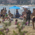Αρκετός κόσμος στις παραλίες σε Λούτσα, Φλοίσβο και Αλιμο (ΦΩΤΟ)