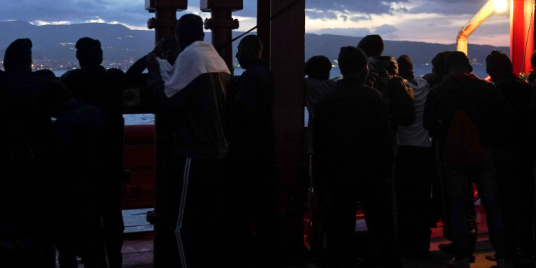 Πλοίο-φάντασμα αποβίβασε 400 μετανάστες στη Σικελία