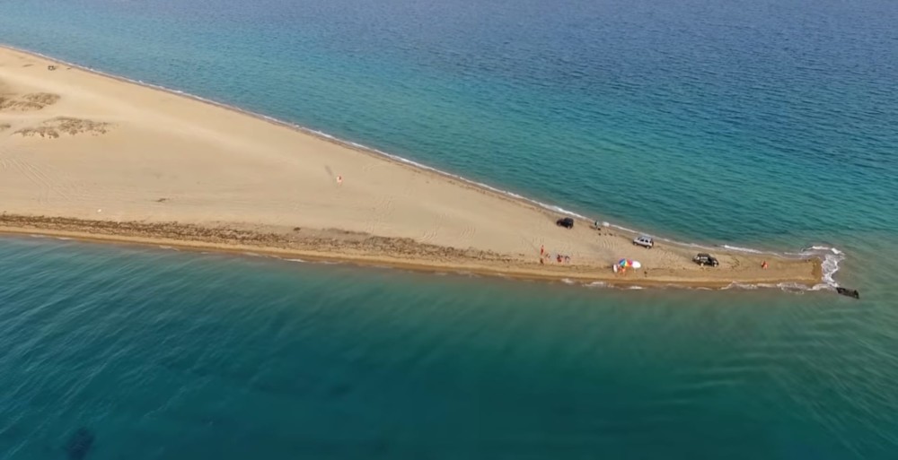 Απόλαυση: Η μοναδική ελληνική παραλία που έχει δύο «πρόσωπα»