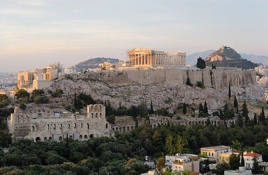 Bloomberg: Πώς ένα lockdown μετέτρεψε την Ελλάδα από «μαύρο πρόβατο» στον «παράδεισο» των Ευρωπαίων
