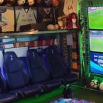 Ένας 46χρονος με 22.000 ευρώ μετέτρεψε το γκαράζ του σε «Μέκκα του ποδοσφαίρου» με 14 οθόνες (VIDEO)