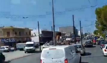 Χάος στην Πειραιώς: Φορτηγό «μπούκαρε» σε μαγαζί